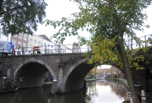 909326 Gezicht op de Jacobibrug over de Oudegracht te Utrecht.